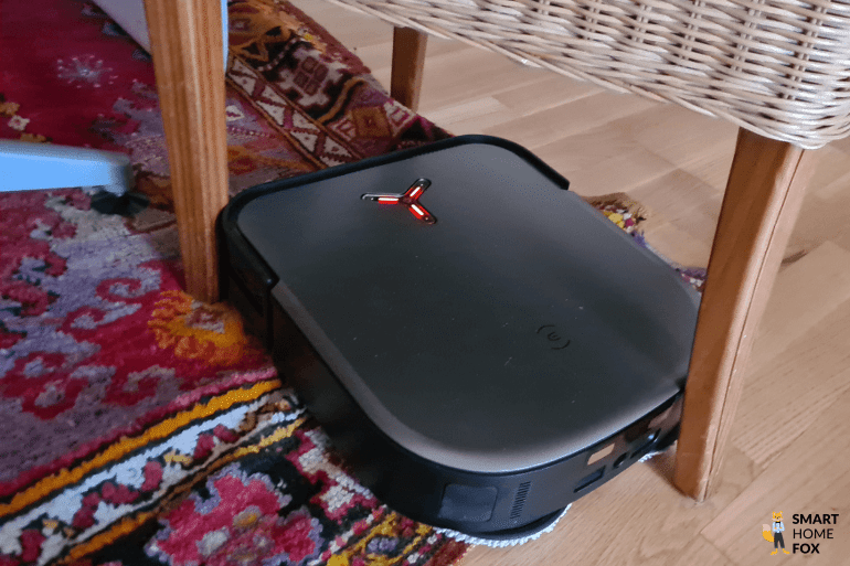 Der DEEBOT X2 OMNI hat sich unter dem Tisch an den Stuhlbeinen festgefahren.