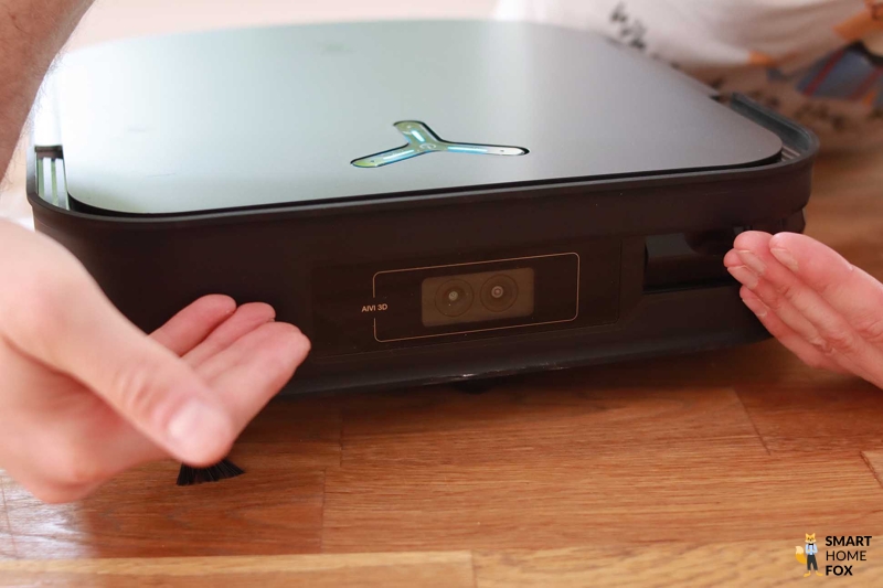 Die Frontkamera des ECOVACS DEEBOT X2 OMNI ist in der Nahaufnahme zu sehen.