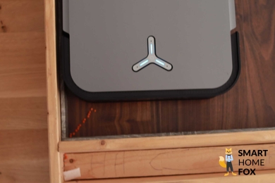 Der ECOVACS DEEBOT X2 OMNI ist kurz davor eine Ecke zu reinigen.