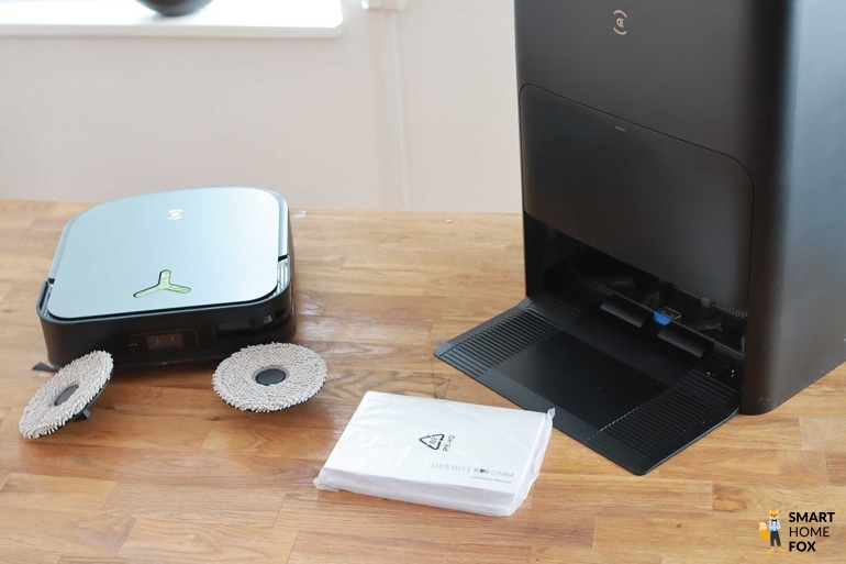 Der gesamte Lieferumfang des ECOVACS DEEBOT X2 OMNI ist zu sehen.