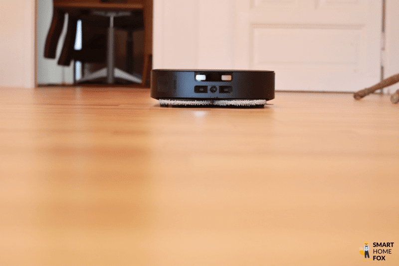Die Wischmopps des ECOVACS DEEBOT X1 OMNI werden beim Zurückfahren zur Station angehoben.