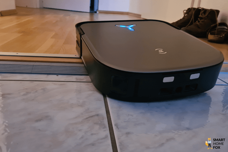 Der ECOVACS DEEBOT X2 OMNI überfährt eine hohe Türschwelle mit Hilfe einer Saugroboterrampe.
