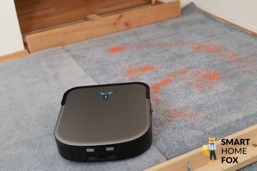 Der ECOVACS DEEBOT X2 OMNI saugt auf dem Teppich im Test.