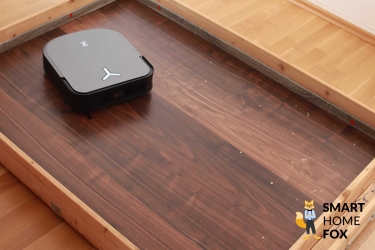 Das Saugtestergebnis des ECOVACS DEEBOT X2 OMNI auf dem Laminatboden ist zu sehen.