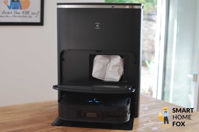 Der Einwegbeutel des ECOVACS DEEBOT X2 OMNI wird in den Händen gehalten.
