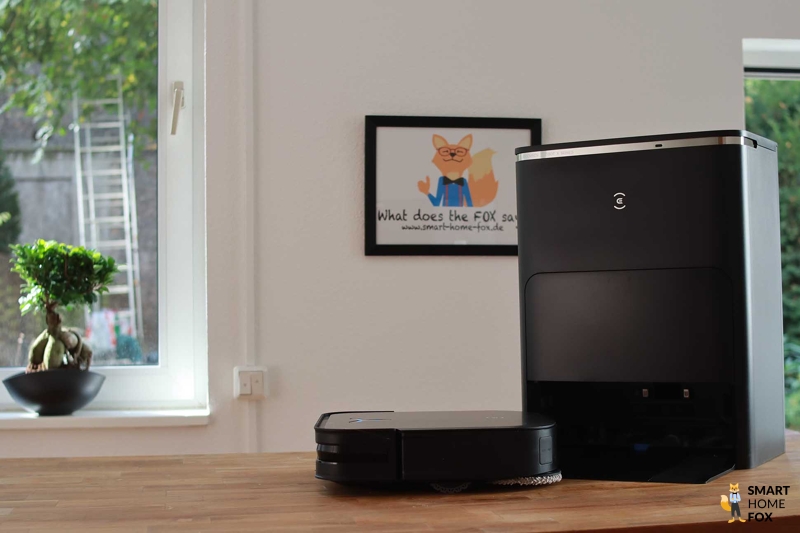 Die OMNI Station des ECOVACS DEEBOT X2 wird mit einem Lineal ausgemessen.