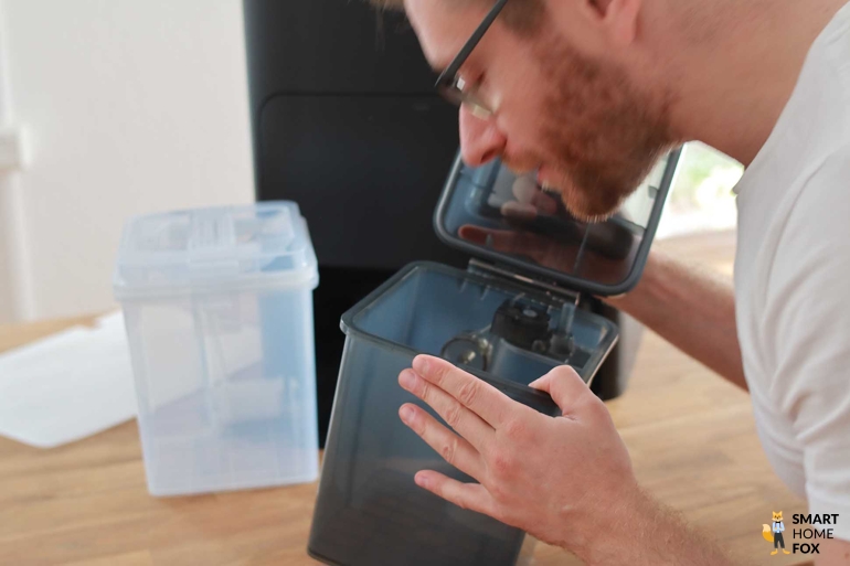 Der Schmutzwassertank des ECOVACS DEEBOT X2 OMNI ist zu sehen.