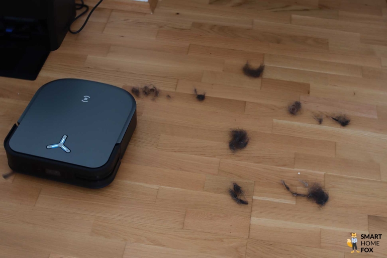 Die im Test aufgesaugten Haare des ECOVACS DEEBOT X2 OMNI sind zu sehen.
