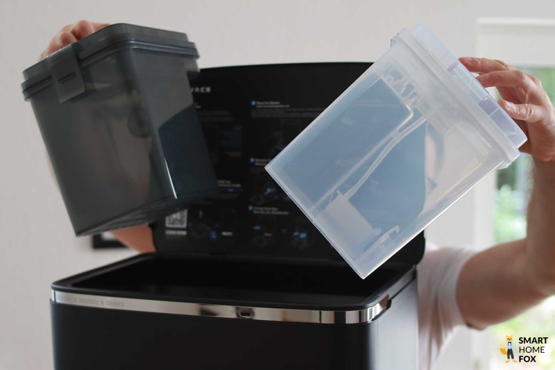 Die Wassertanks in der ECOVACS DEEBOT X2 OMNI Station werden hochgehalten.