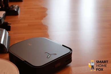 Der ECOVACS DEEBOT X2 OMNI wischt einen Laminatboden.