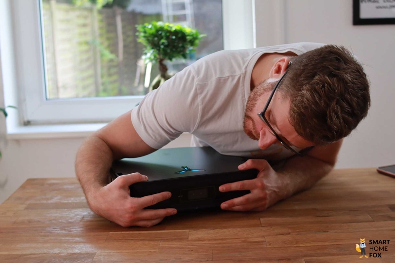 Das eckige Design des ECOVACS DEEBOT X2 OMNI ist zu sehen.
