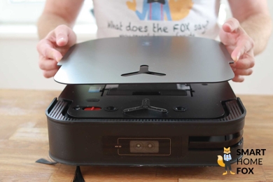 Der magnetische Deckel des ECOVACS DEEBOT X2 OMNI wird abgenommen.