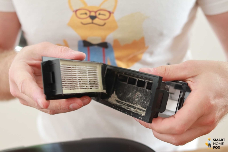Der HEPA Filter des X2 OMNI wird in den Händen gehalten.