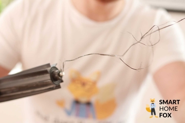 Die Haare werden aus der Bürste des DEEBOT X2 OMNI entfernt.