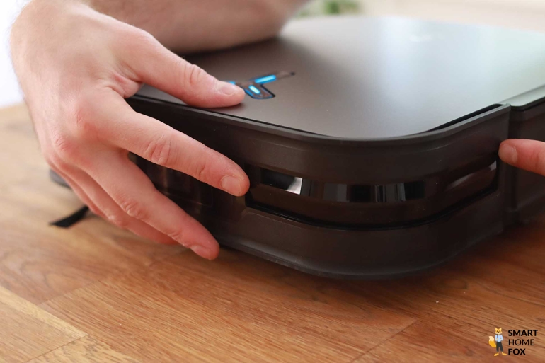 Ein Finger zeigt auf die Lasernavigation-technologie des ECOVACS DEEBOT X2 OMNI.