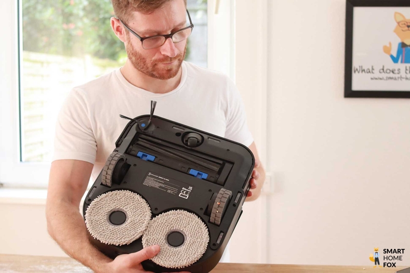 Der DEEBOT X2 OMNI ist von unten zu sehen.