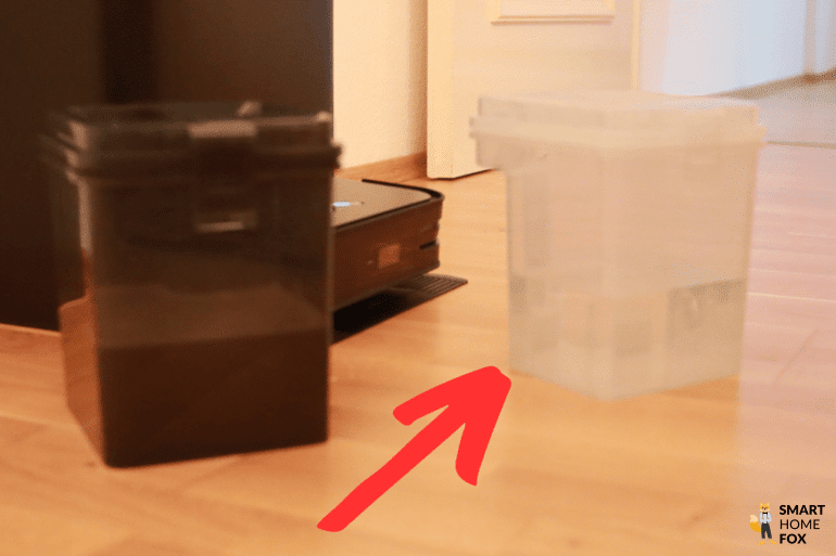 Der halbleere Wassertank des ECOVACS DEEBOT X2 OMNI ist zu sehen.