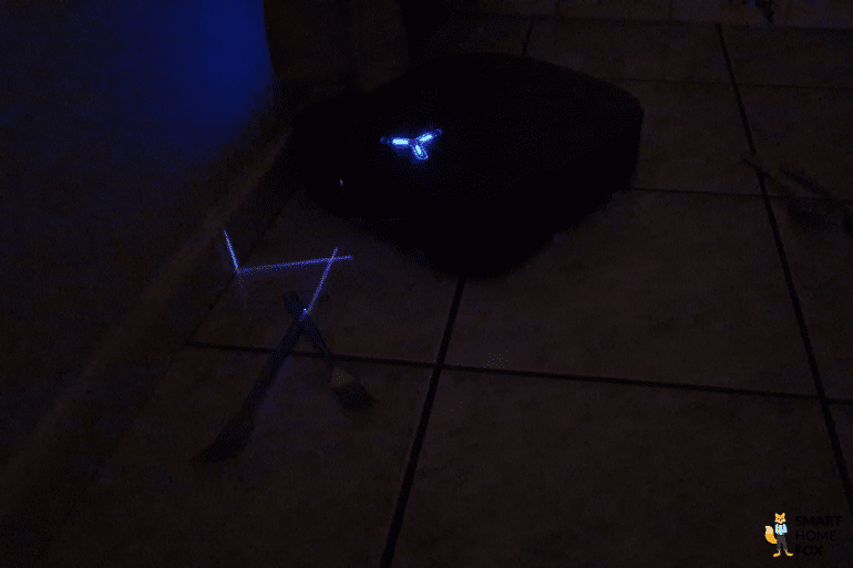 Die Hinderniserkennung des ECOVACS DEEBOT X2 OMNI bei schlechten Lichtverhältnissen ist zu sehen.