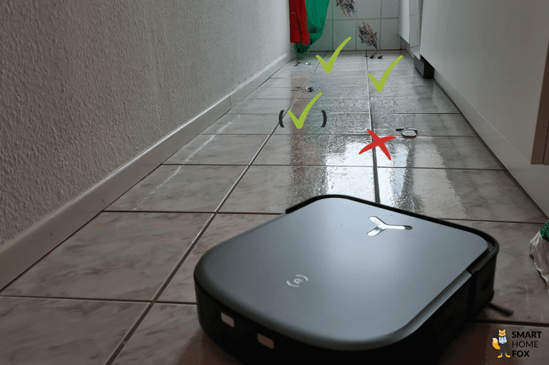 Das Testergebnis bei der Hinderniserkennung von schmalen Objekten in der Küche durch den ECOVACS DEEBOT X2 OMNI ist zu sehen.