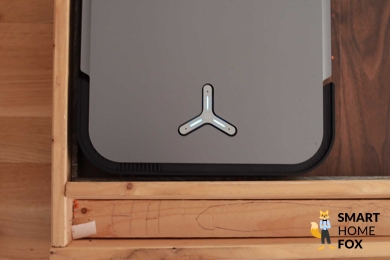 Der ECOVACS DEEBOT X2 OMNI reinigt in einer Ecke.