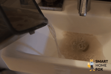 Der Schmutzwassertank des ECOVACS DEEBOT X2 OMNI wird geleert.