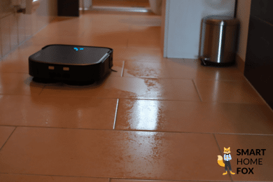ECOVACS DEEBOT X2 OMNI wischt den Boden im Badezimmer.