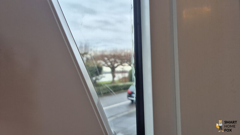 Leichte Rueckstaende in den Leisten des Fensters sind zu sehen