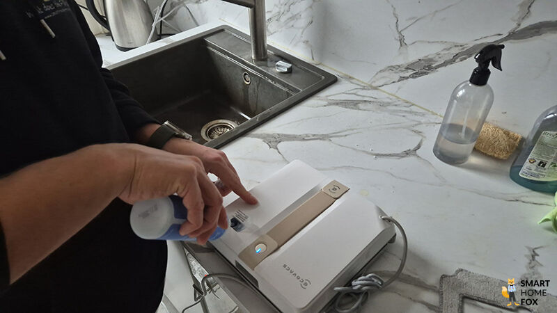 Reinigungsmittel wird in den ECOVACS WINBOT Mini gefuellt