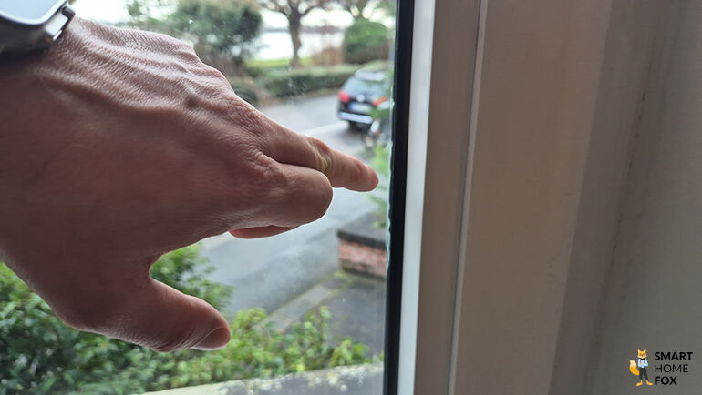 Die Rueckstaende am Fenster sind klar zu sehen eingerichtet