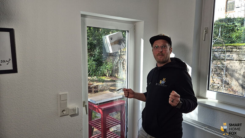 ECOVACS WINBOT Mini haengt am Stromkabel