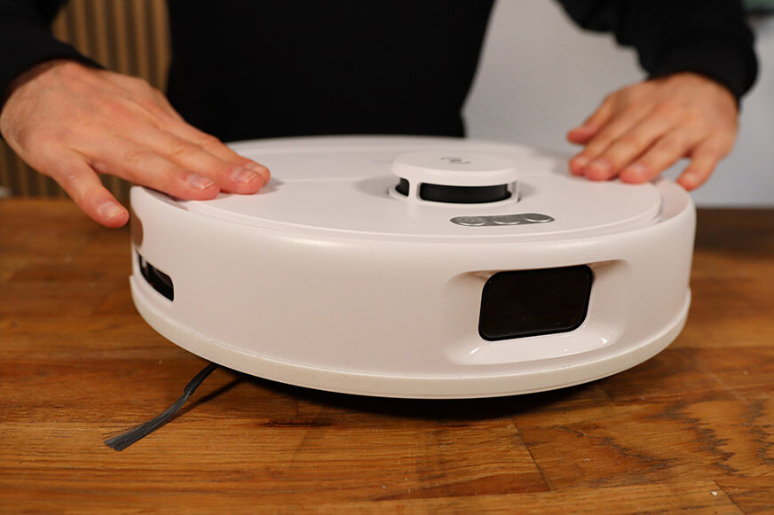 ECOVACS DEEBOT N30 PRO OMNI steht auf einem Tisch