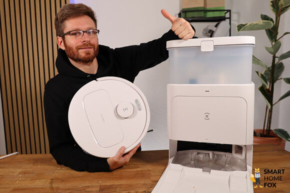 ECOVACS DEEBOT N30 PRO OMNI steht samt Station auf dem Tischt und ein Smart Home Fox Mitarbeiter ist zu sehen.