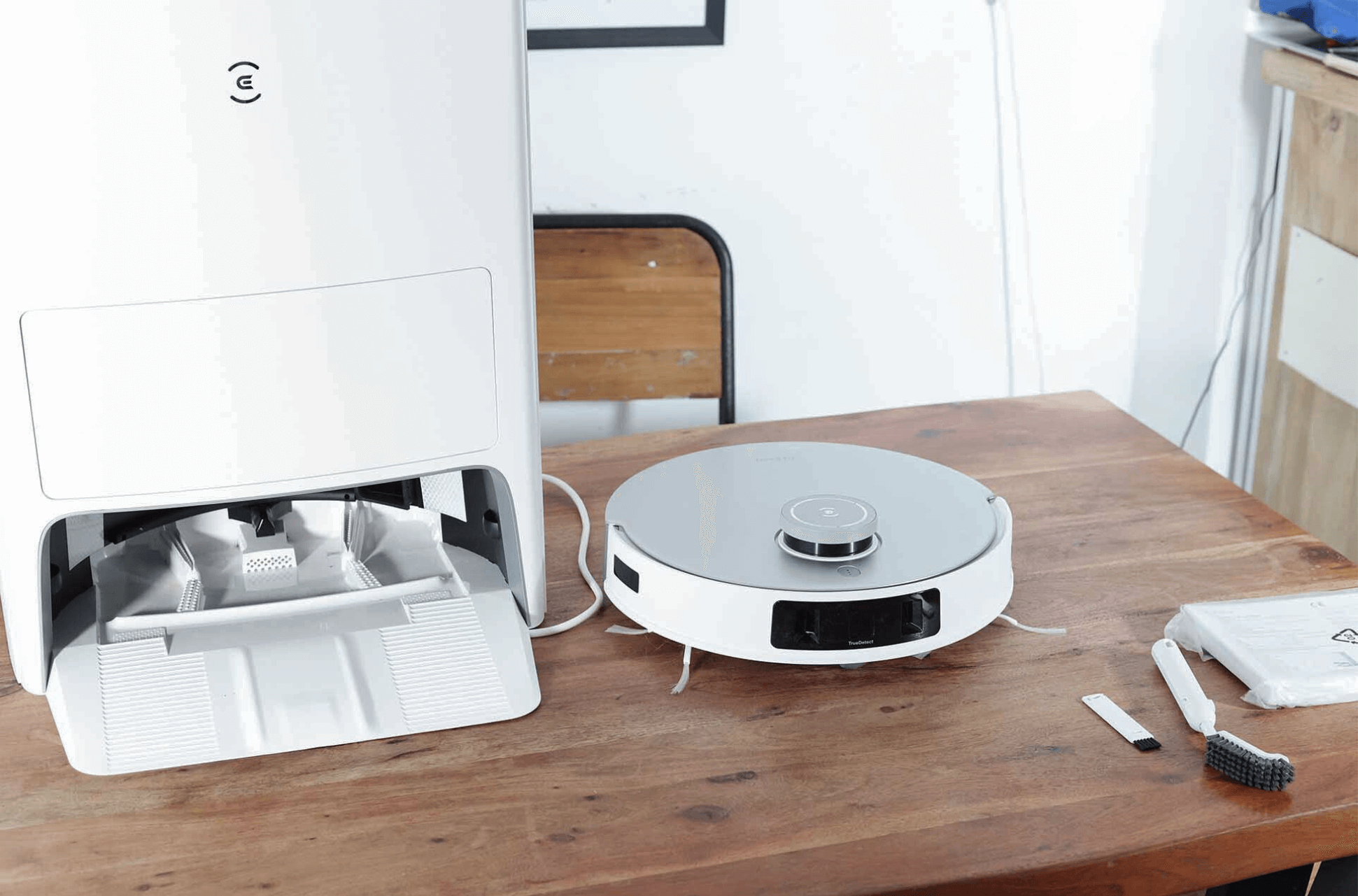 Der ECOVACS DEEBOT T20 OMNI steht beim Test auf den Tisch.