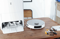Der ECOVACS DEEBOT T20 OMNI steht beim Test auf den Tisch.