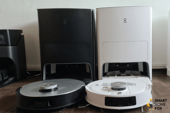 ECOVACS DEEBOT X1e OMNI vs. DEEBOT X1 OMNI stehen beim Vergleich nebeneinander.
