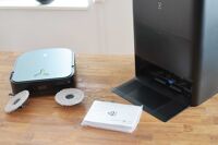 Der ECOVACS DEEBOT X2 OMNI steht auf dem Tisch.