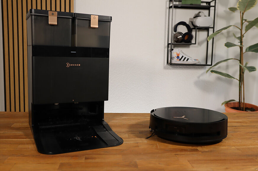 ECOVACS DEEBOT X8 PRO OMNI steht neben OMNI Station auf dem Tisch