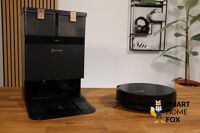 ECOVACS DEEBOT X8 PRO OMNI steht neben OMNI Station auf dem Tisch
