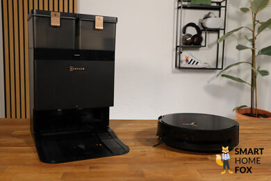 ECOVACS DEEBOT X8 PRO OMNI steht neben OMNI Station auf dem Tisch