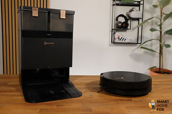 ECOVACS DEEBOT X8 PRO OMNI steht neben OMNI Station auf dem Tisch