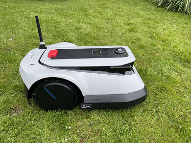 Der ECOVACS Goat G1-800 Mähroboter ohne Begrenzungsdraht steht auf dem Rasen.