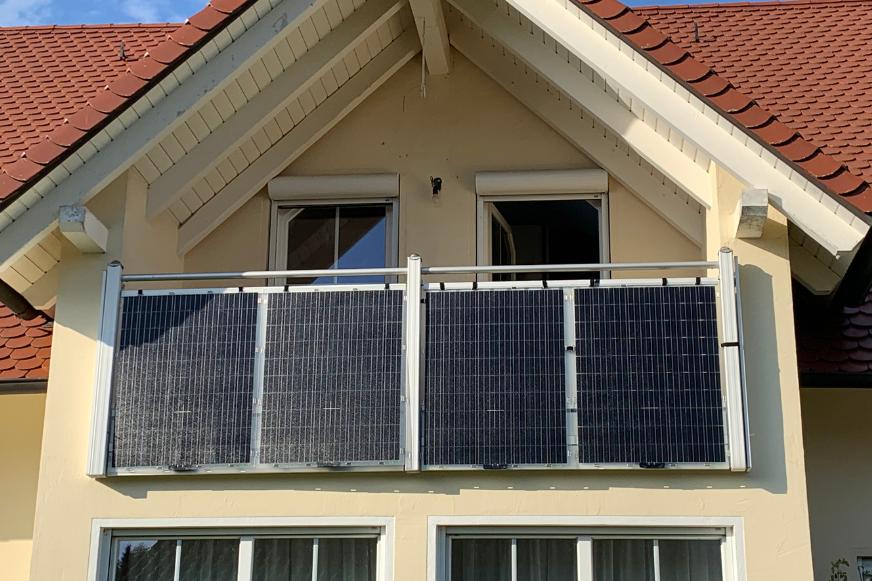 Das EcoFlow PowerStream Balkonkarftwerk ist am Balkongeländer befestigt.