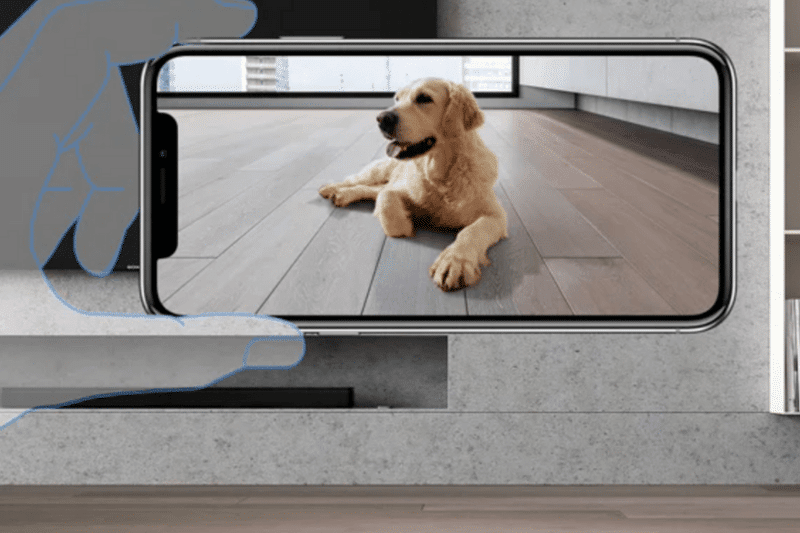 Der Ecovacs Deebot T9 AIVI zeigt ein Bild von einem Hund, der auf dem Bett liegt