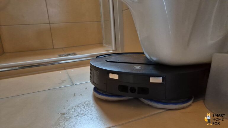 Der ECOVACS DEEBOT T50 OMNI ist unter der Toilette steckengeblieben.