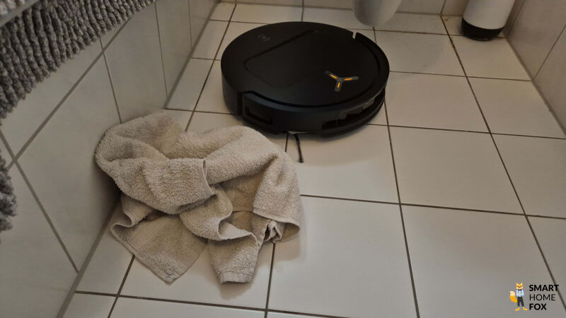 Der DEEBOT T50 OMNI umfährt im Test Hindernisse, welche auf dem Boden verteilt wurden.