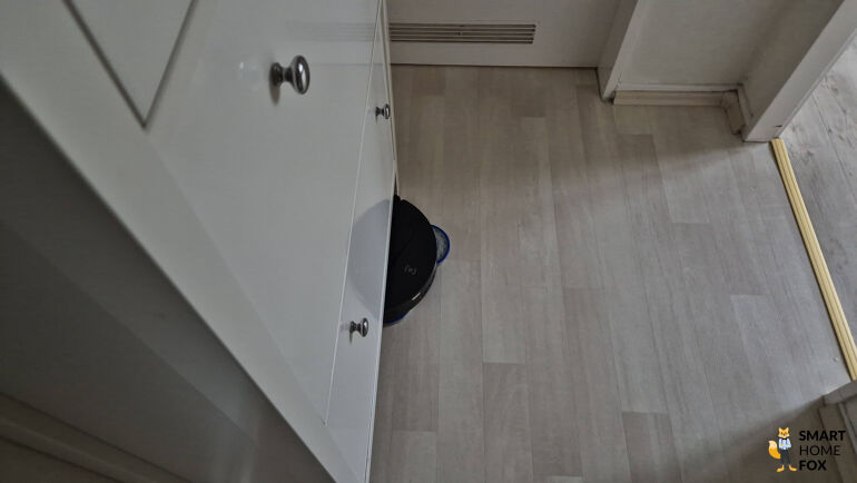 Der ECOVACS DEEBOT T50 OMNI saugt unter einem Möbelstück.