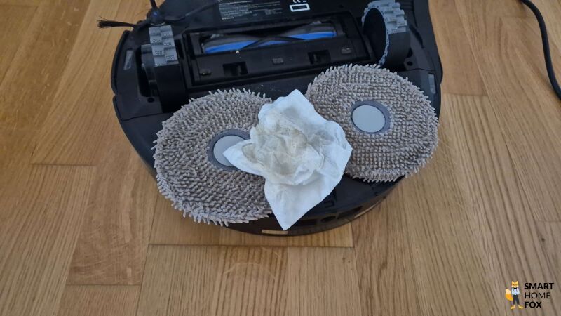 Die Wischpads des ECOVACS DEEBOT T50 OMNI sind in der Nahaufnahme nach der Waschung an der OMNI Station zu sehen.