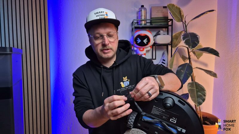 Die Seitenbürste des ECOVACS DEEBOT T50 OMNI wird zu reinigungszwecken abgenommen.