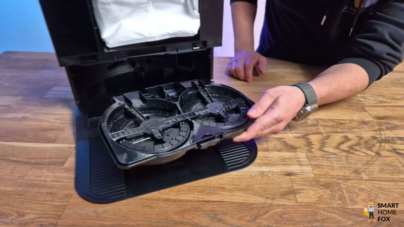 Die Reinigungsplatte der ECOVACS DEEBOT T50 OMNI Station wird entnommen.