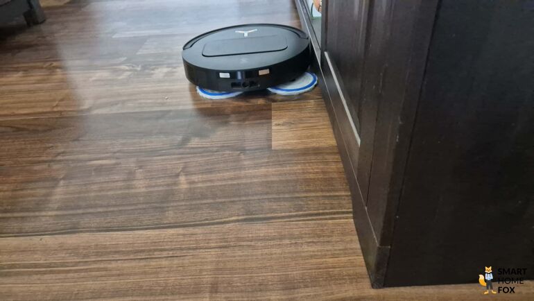 Der ECOVACS DEEBOT T50 OMNI wischt entlang einer Leiste.